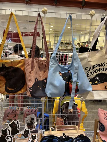 Cat shoulder bags and the Shipping: Expensive tote hanging at the booth